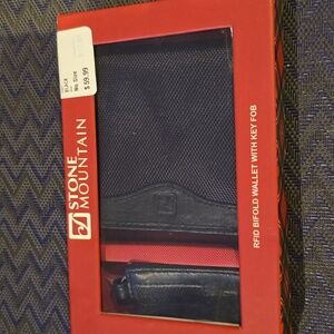 STONE MOUNTAIN BRAND MEN'S BLACK LEATHER BIFOLD WALLET AND MATCHING KEY FOB